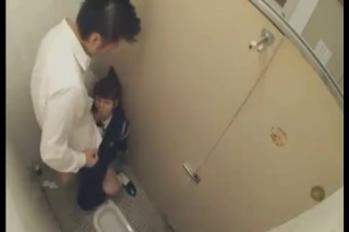 【イラマ】待ち伏せされてトイレの隅に追い込まれたJKが口オナホにされる【口内射精】
