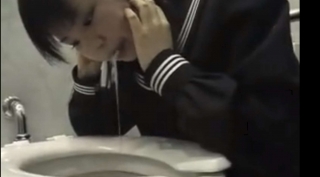 多目的トイレでおじさんがJKのお口で気持ちよくしてもらう【口内射精】