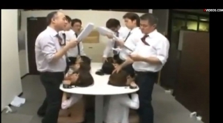 男性社員の会議がスムーズにいくように女子社員がお口でサポート【拘束具フェラ】