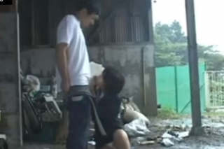 野外のゴミ捨て場でスーツを着たお姉さんにフェラ抜きしてもらう