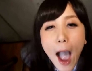 仕事中抜きたくなったらトイレでフェラしてくれるうえにごっくんまでしちゃう同僚OL