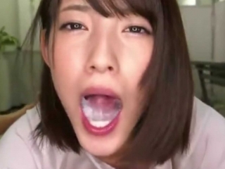 カメラ目線で美女がフェラチオザーメンごっくん抜き♡